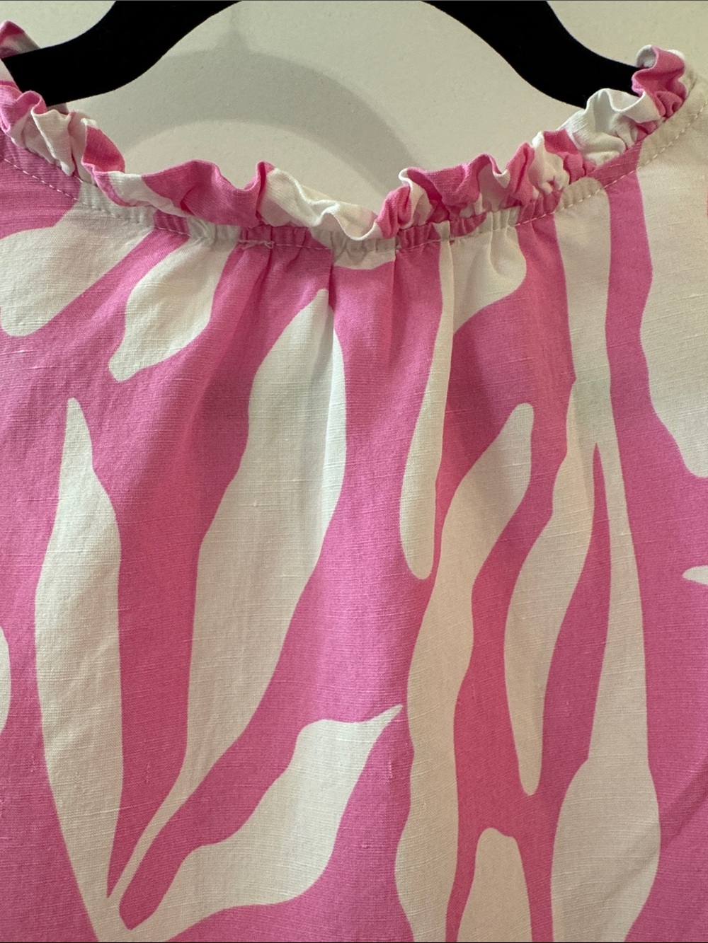 THML Pink & White Abstract Puff-Sleeve V-Neck Blouse Size XS Malibu Barbie - Picture 8 of 8